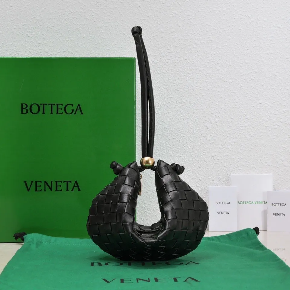 Batch 1220 BV has released new products. The small size TURN #recommended new hot style is still the classic woven logo that we can recognize at a glance. It is really a unique style that is familiar and unfamiliar! Made of sheepskin braiding, with beautiful gold beads on the shoulder straps for free adjustment. You can switch between the shoulder bag and the handbag at will. It has a concave and convex shape anytime and anywhere. It is a practical king with a unique personality. It also has the right color combination that can be sweet or salty. It is full of style. It is a beautiful summer catwalk style. Pull it out quickly. Small size: 29*3*19. Model: 6699-2#